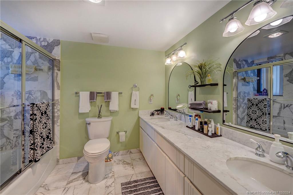 233 NE Edgewater Drive 201