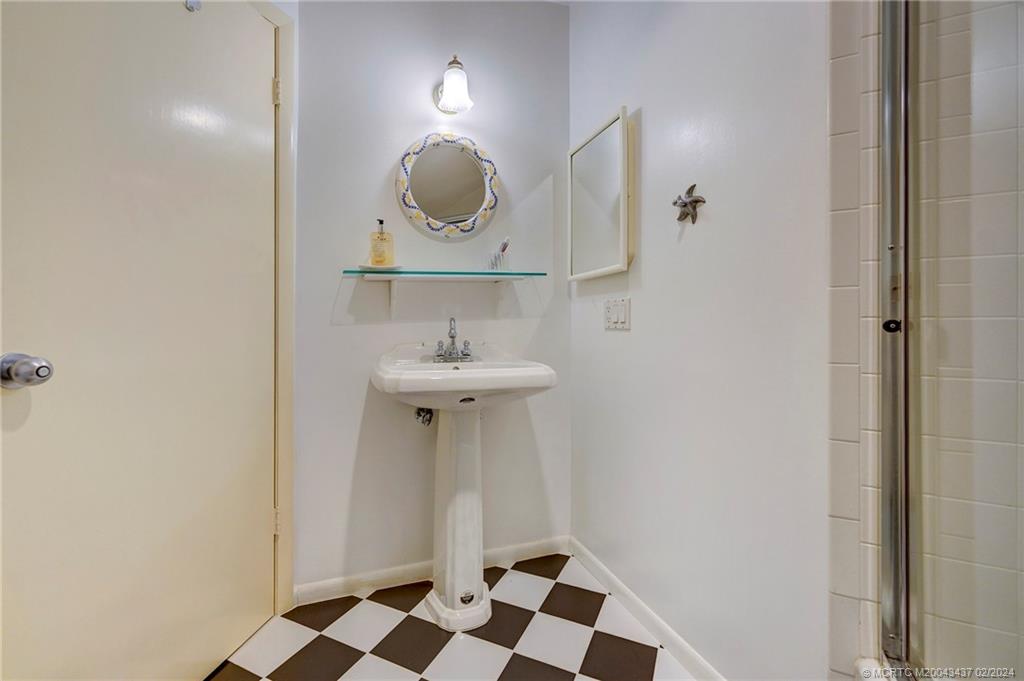 233 NE Edgewater Drive 201