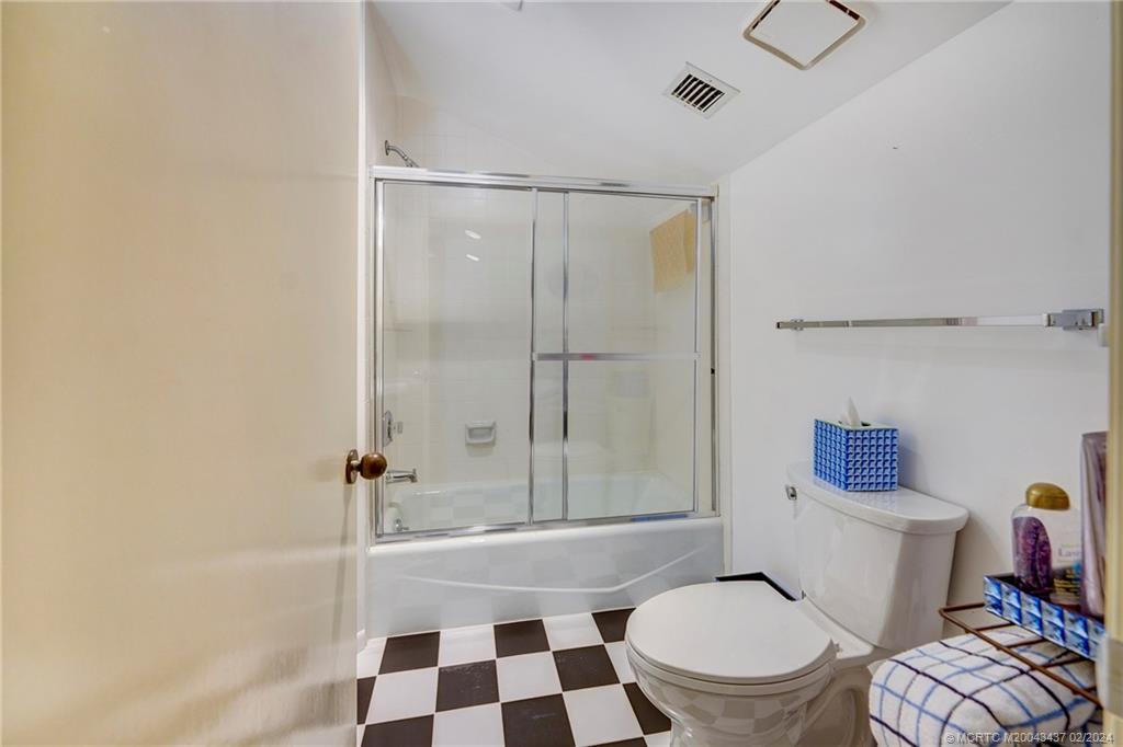 233 NE Edgewater Drive 201