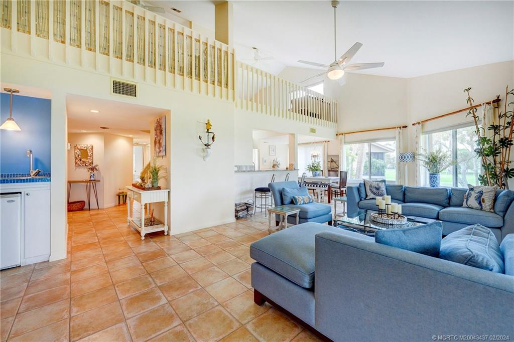 233 NE Edgewater Drive 201