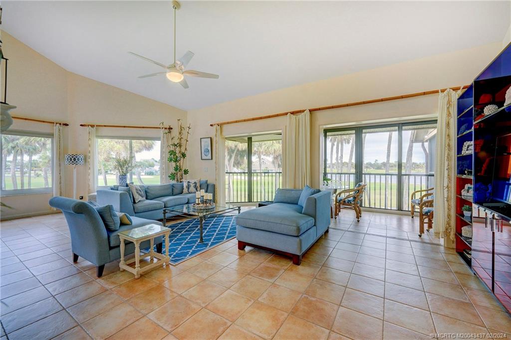 233 NE Edgewater Drive 201