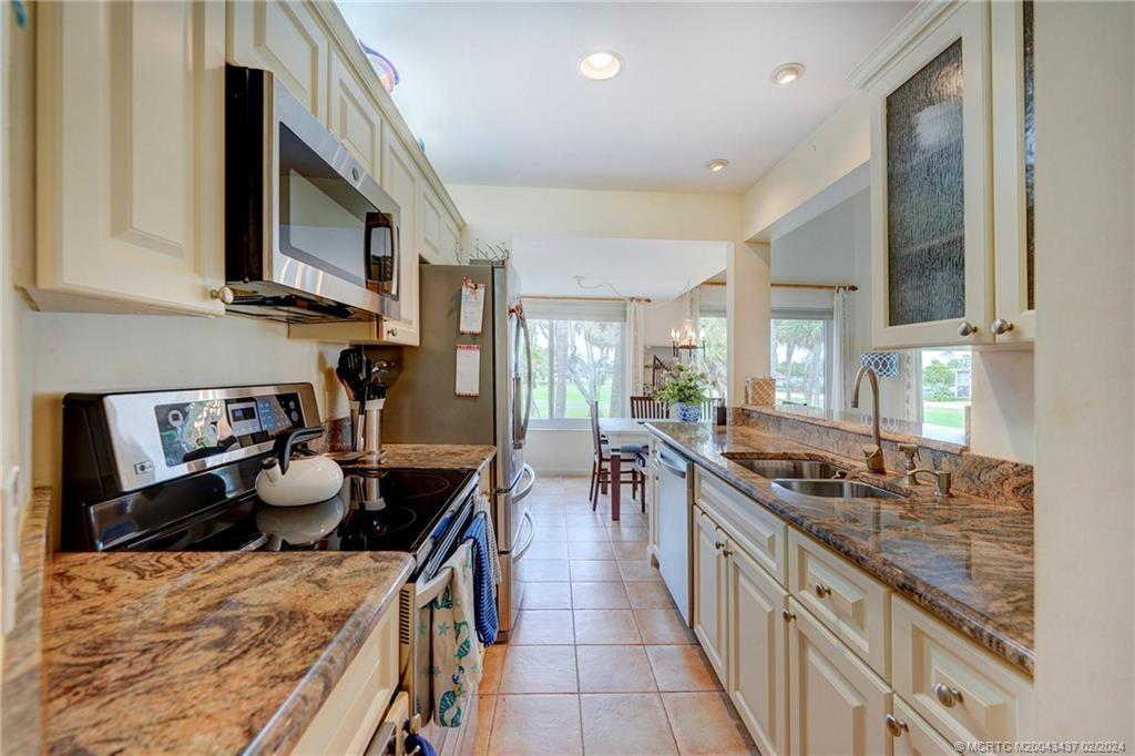 233 NE Edgewater Drive 201