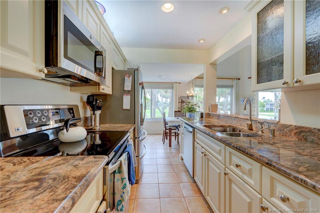 233 NE Edgewater Drive 201