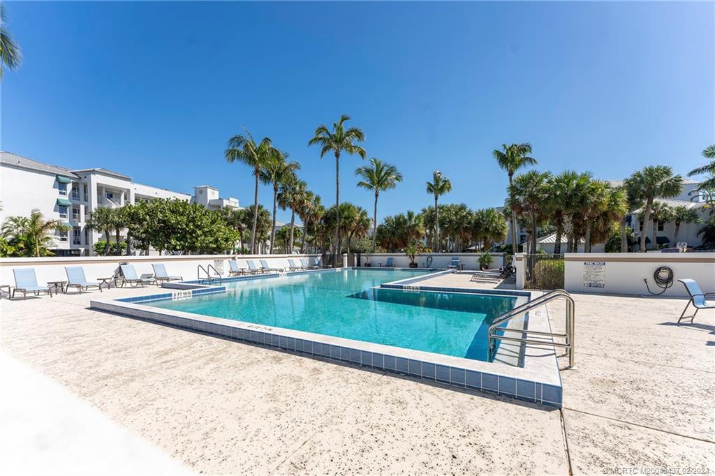 233 NE Edgewater Drive 201