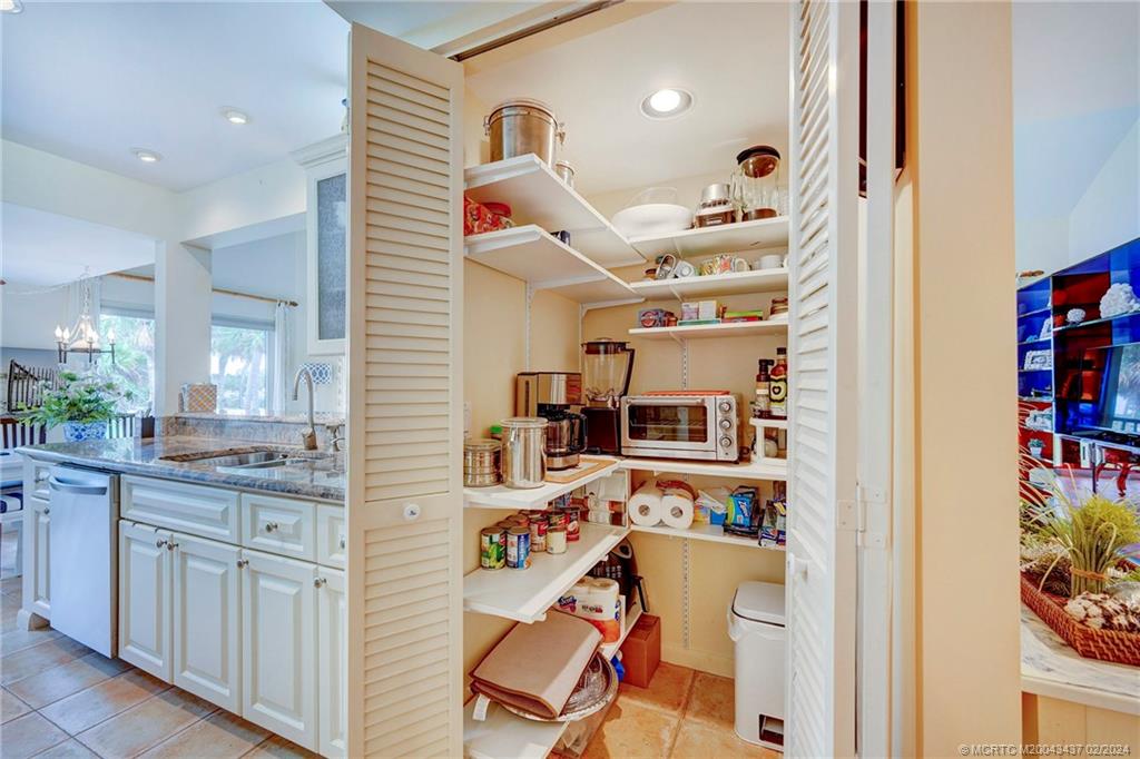 233 NE Edgewater Drive 201