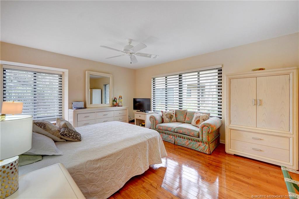 233 NE Edgewater Drive 201