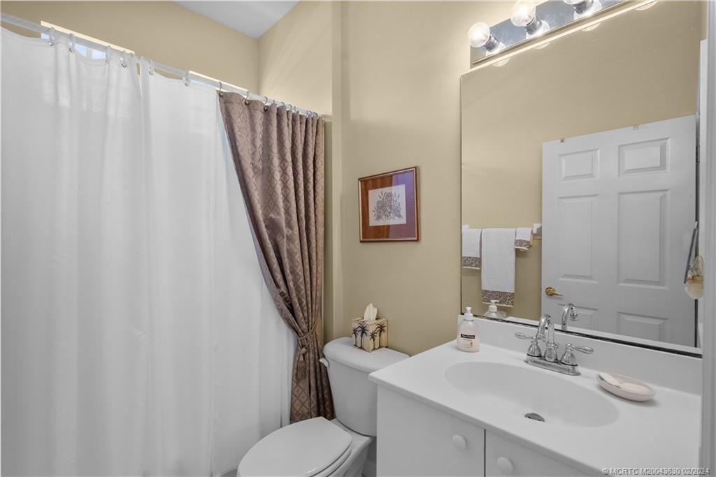 668 SW Treasure Cove