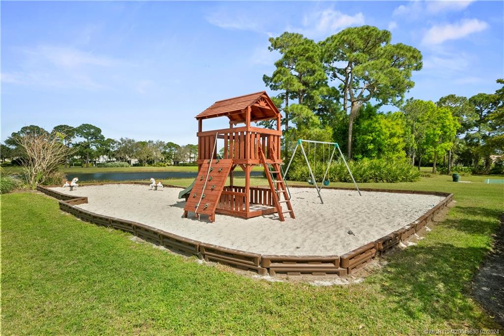 668 SW Treasure Cove
