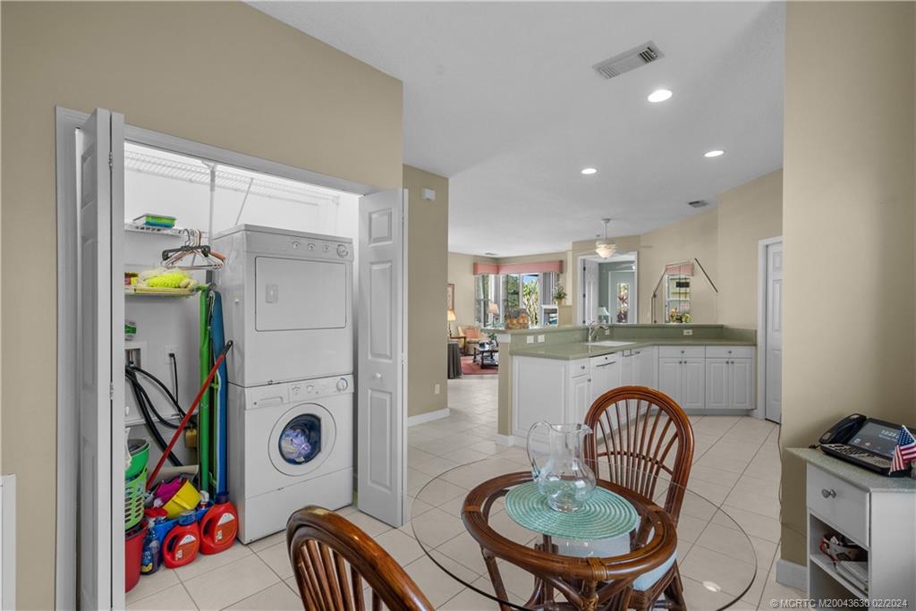 668 SW Treasure Cove