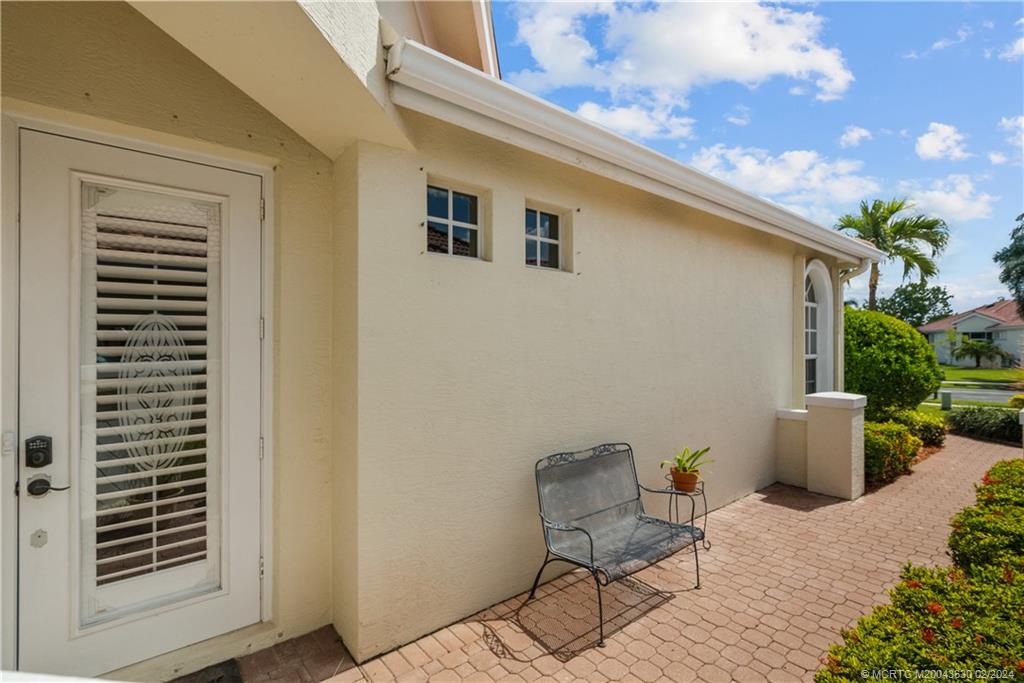 668 SW Treasure Cove