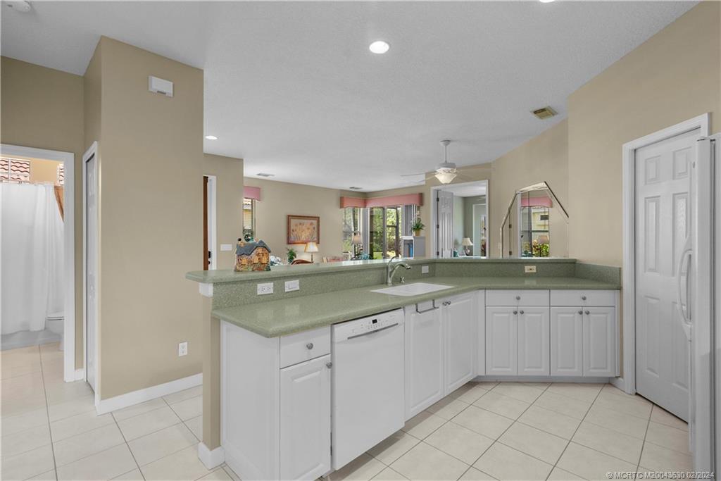 668 SW Treasure Cove