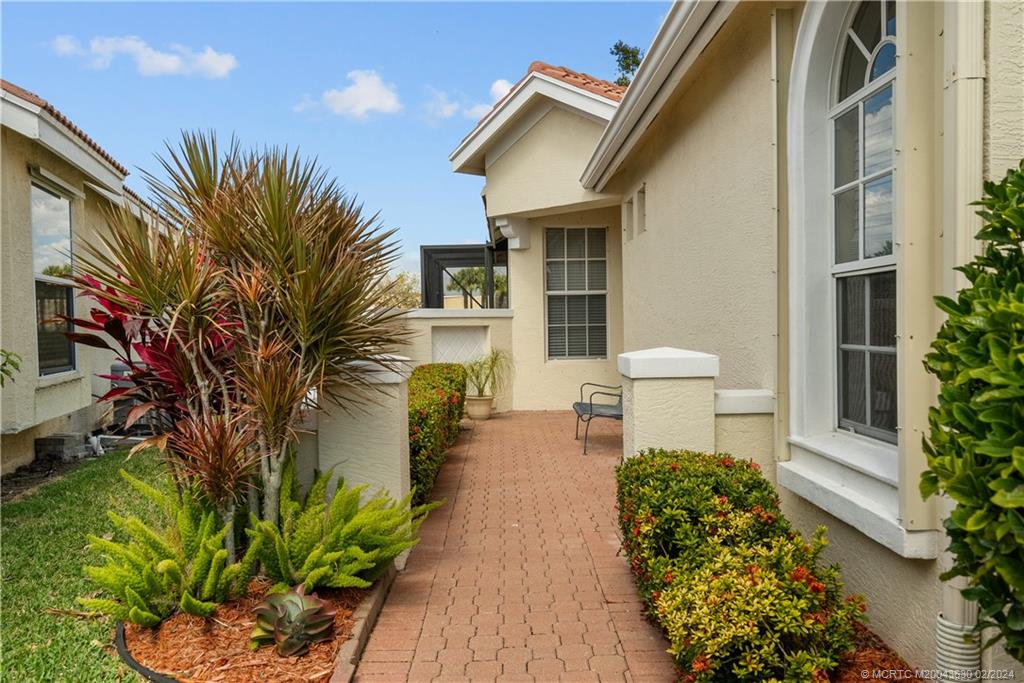 668 SW Treasure Cove