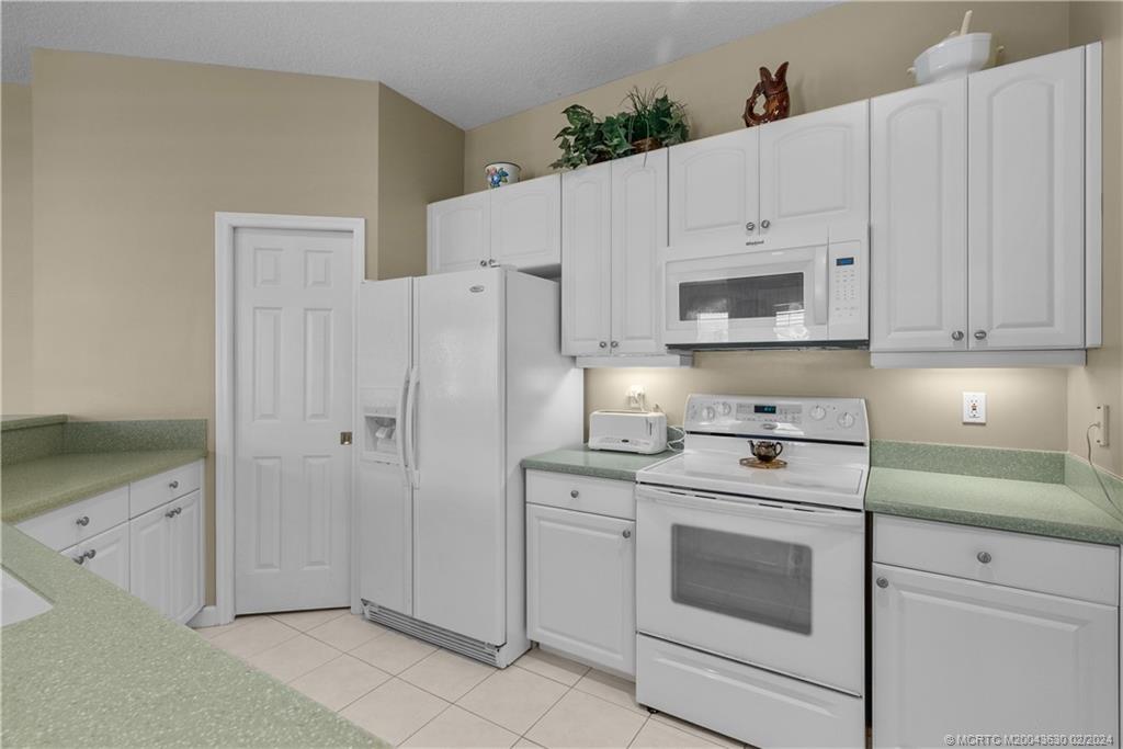 668 SW Treasure Cove