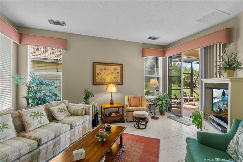 668 SW Treasure Cove