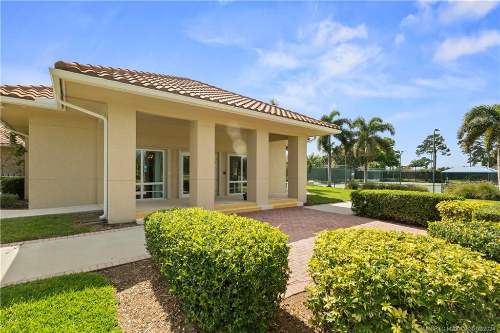 668 SW Treasure Cove