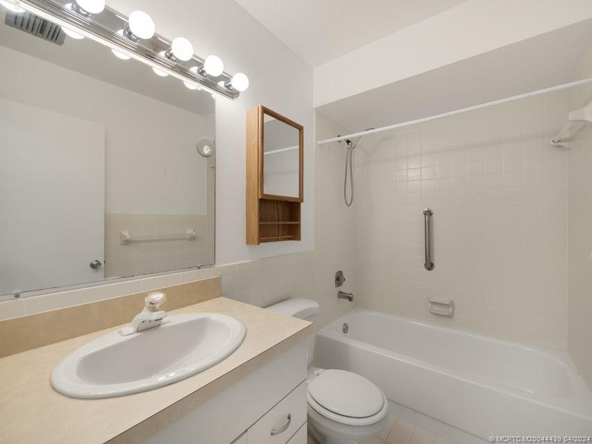 3011 SE Aster Lane 808