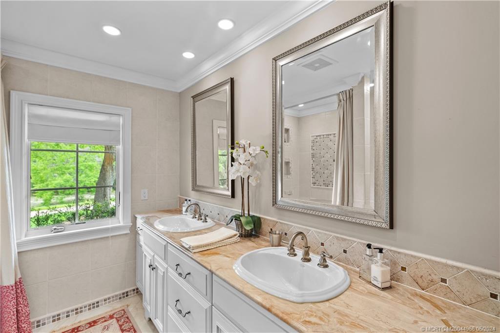 875 NE Stokes Terrace