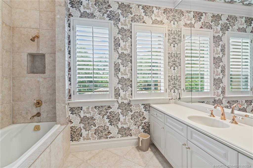 5 NE Lagoon Island Ct