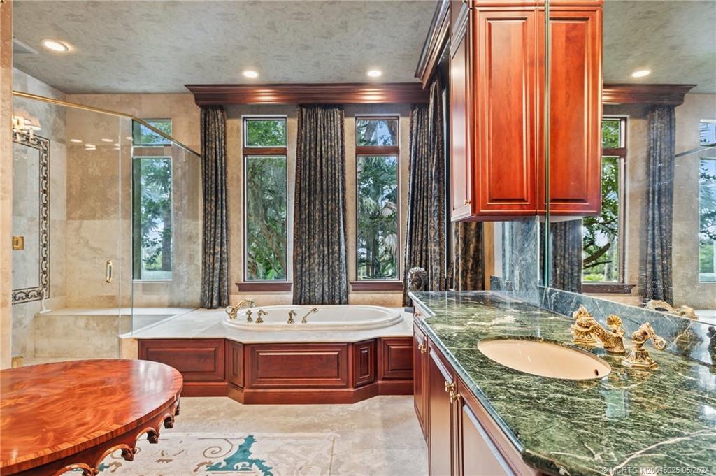 5 NE Lagoon Island Ct