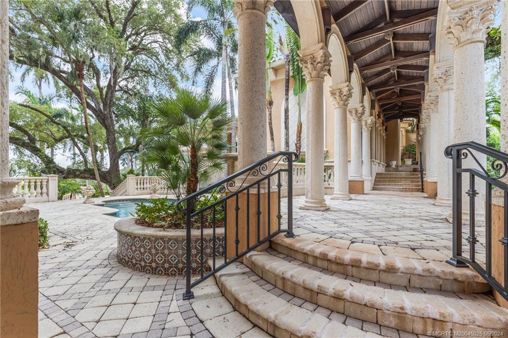 5 NE Lagoon Island Ct