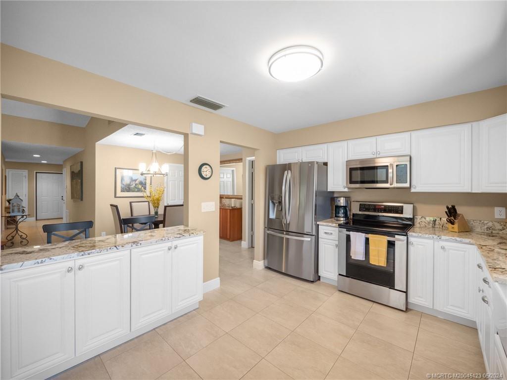 2430 SW Bobalink Ct