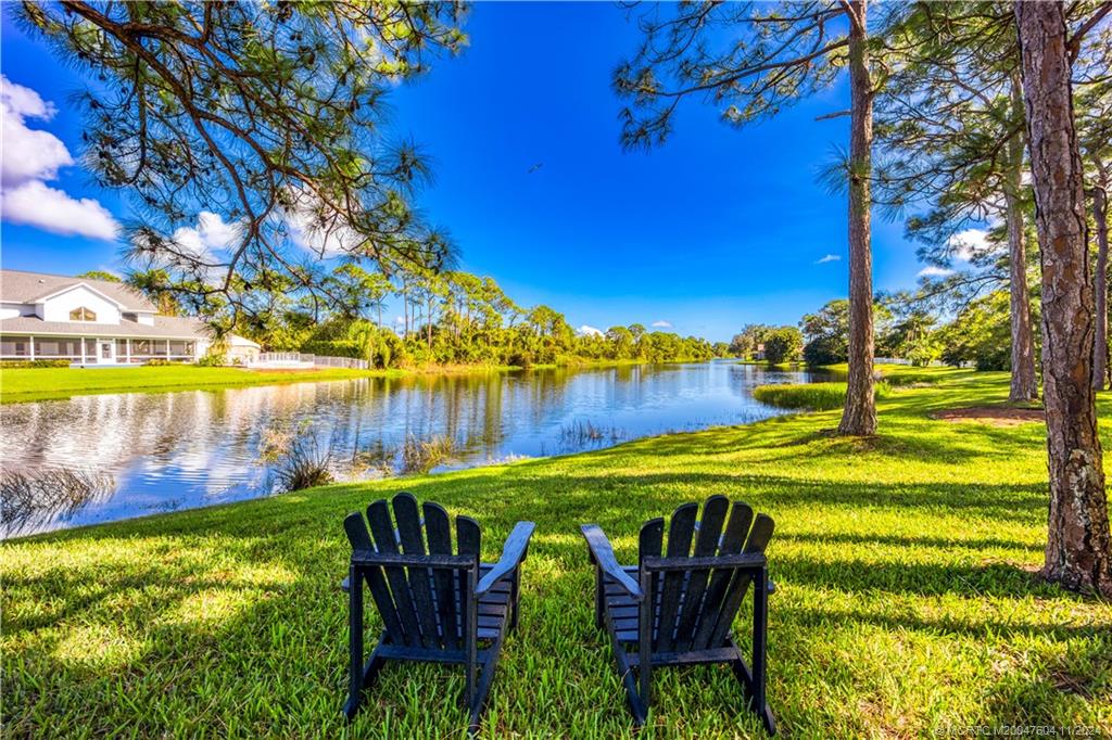 1127 SW Arrowhead Ct