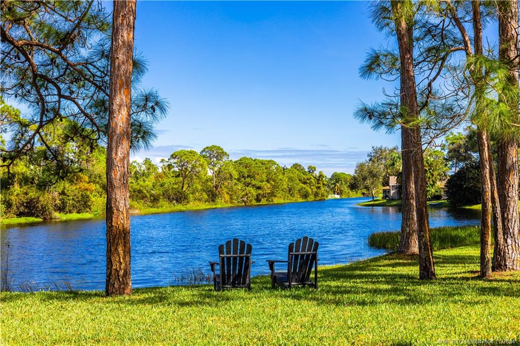 1127 SW Arrowhead Ct