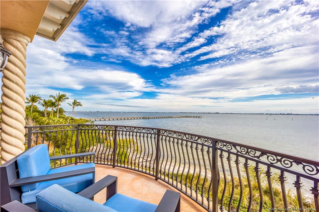 1529 NE Outrigger Landings Drive 304