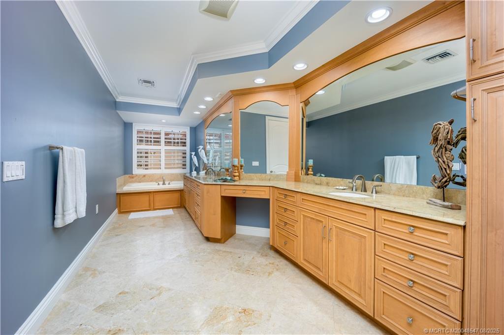 1529 NE Outrigger Landings Drive 304