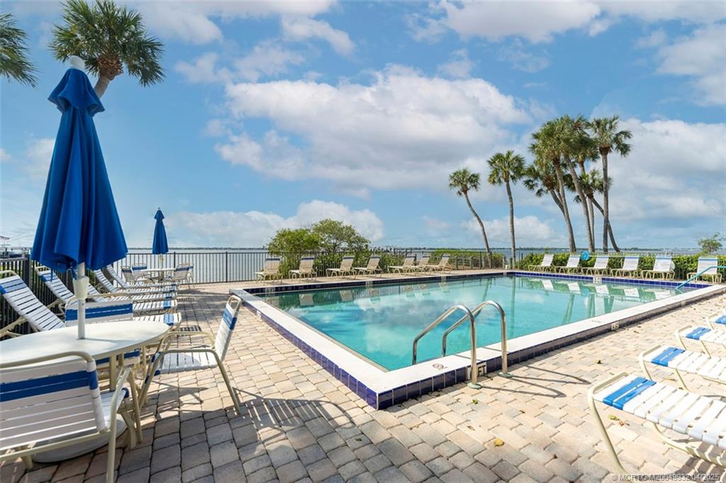 4490 NE Sandpebble Trace 302