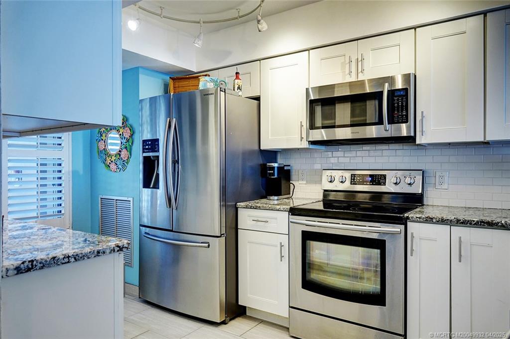 4490 NE Sandpebble Trace 302