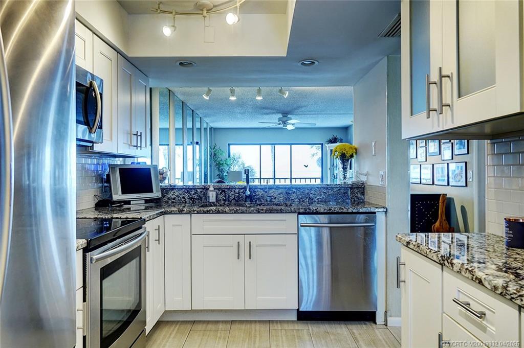 4490 NE Sandpebble Trace 302