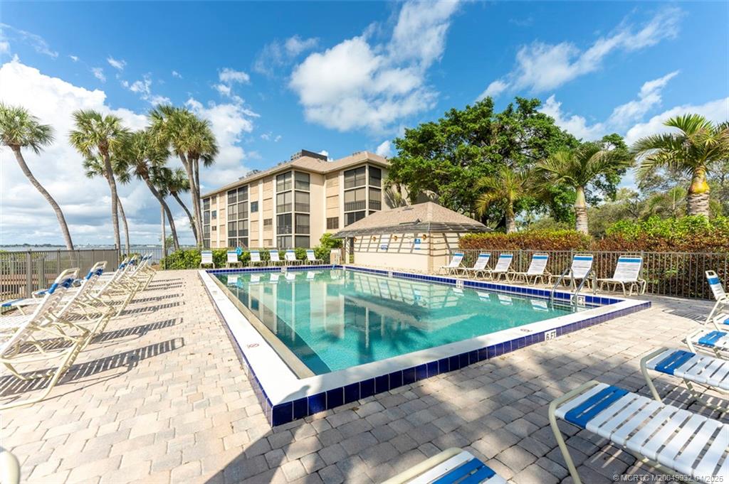 4490 NE Sandpebble Trace 302