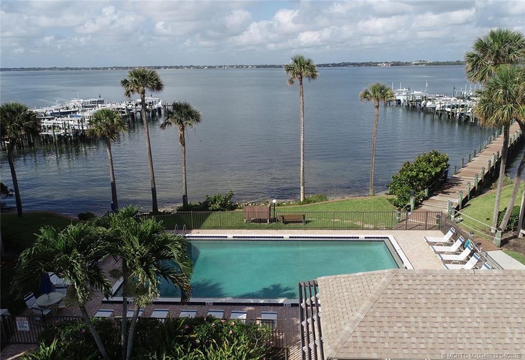 4490 NE Sandpebble Trace 302