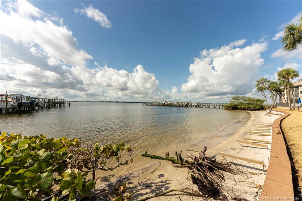 4490 NE Sandpebble Trace 302