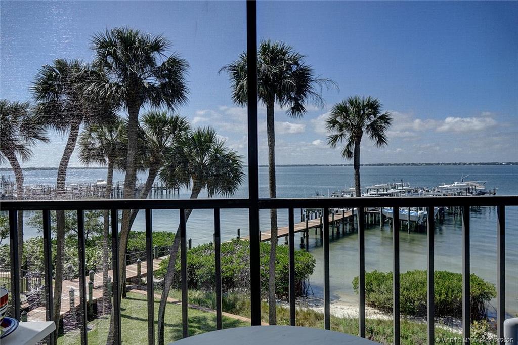 4490 NE Sandpebble Trace 302