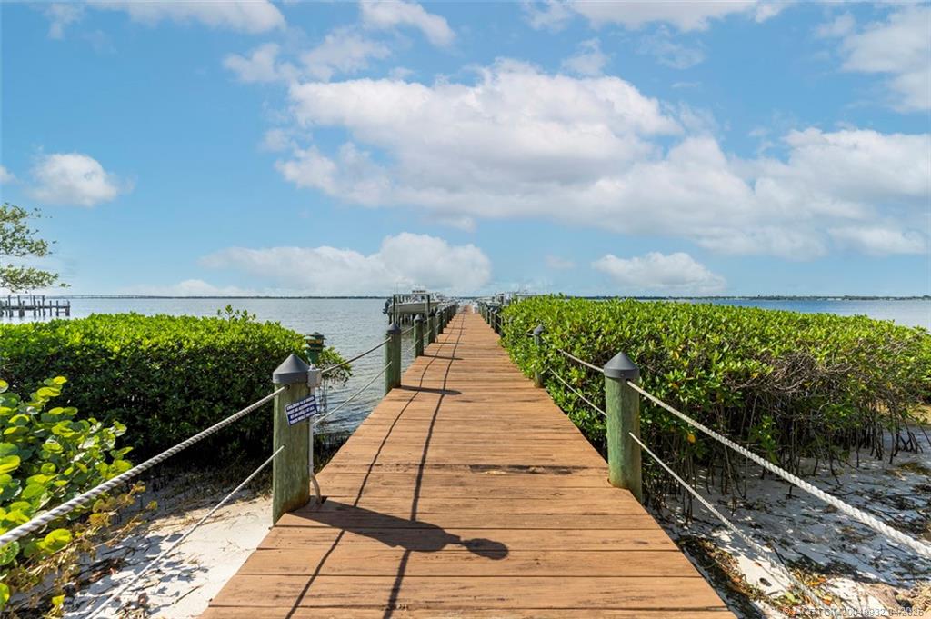 4490 NE Sandpebble Trace 302