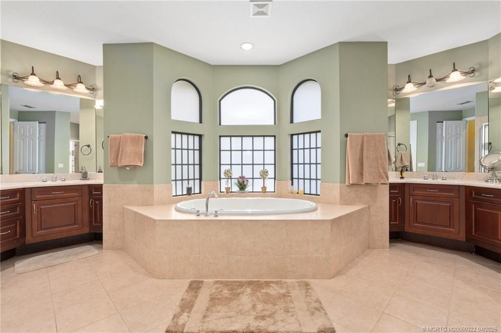 1219 SW Squire Johns Lane