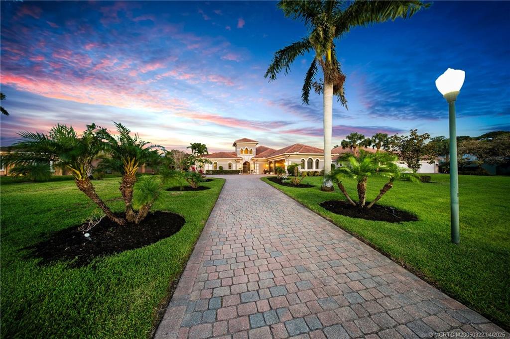 1219 SW Squire Johns Lane