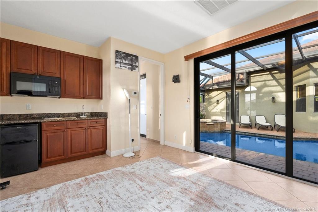 1219 SW Squire Johns Lane