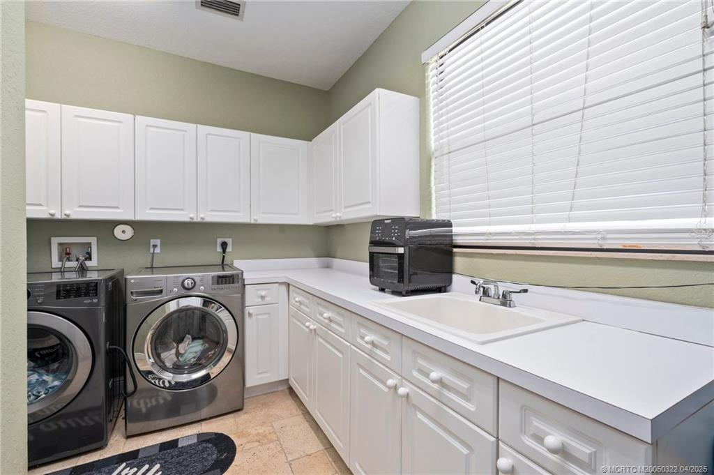 1219 SW Squire Johns Lane