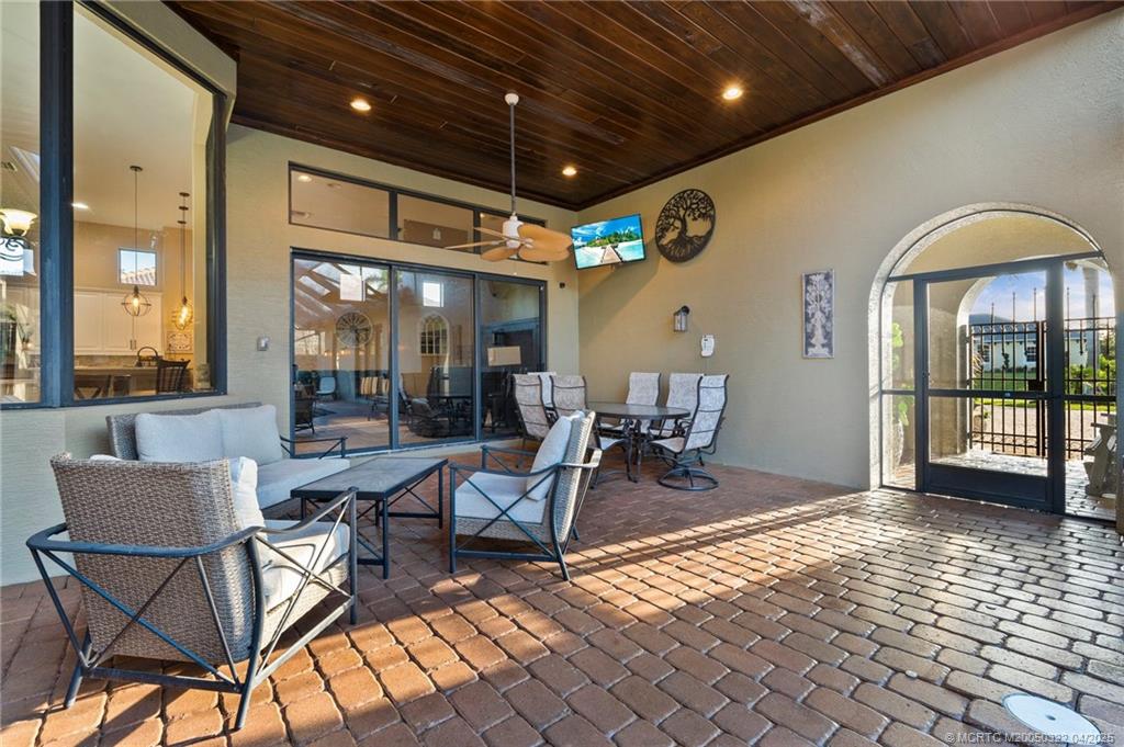 1219 SW Squire Johns Lane