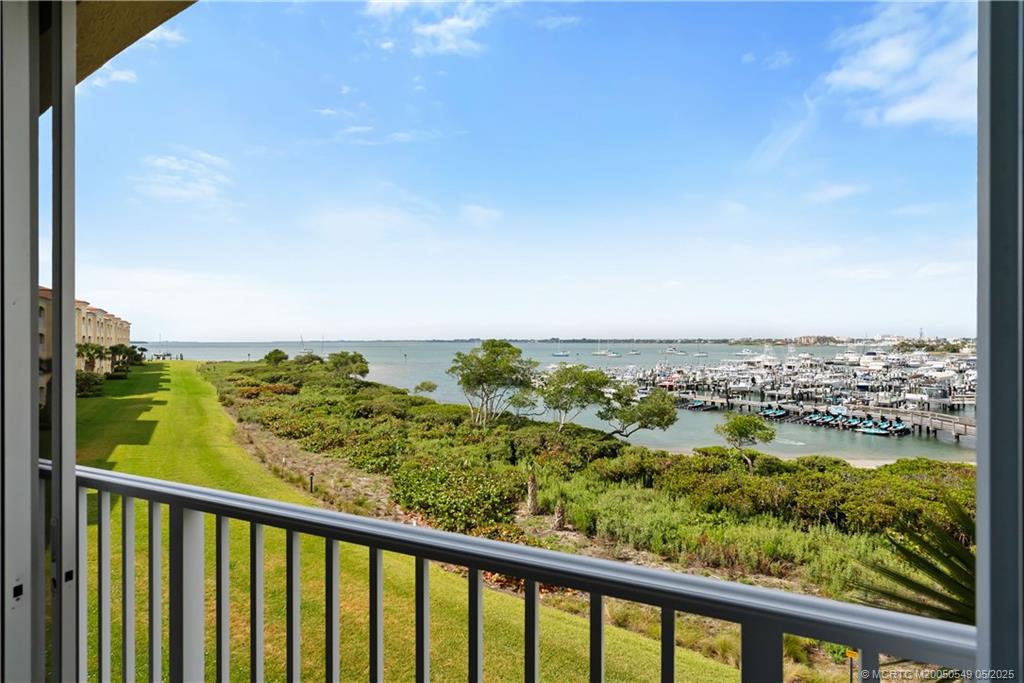 34 Harbour Isle Drive W 303