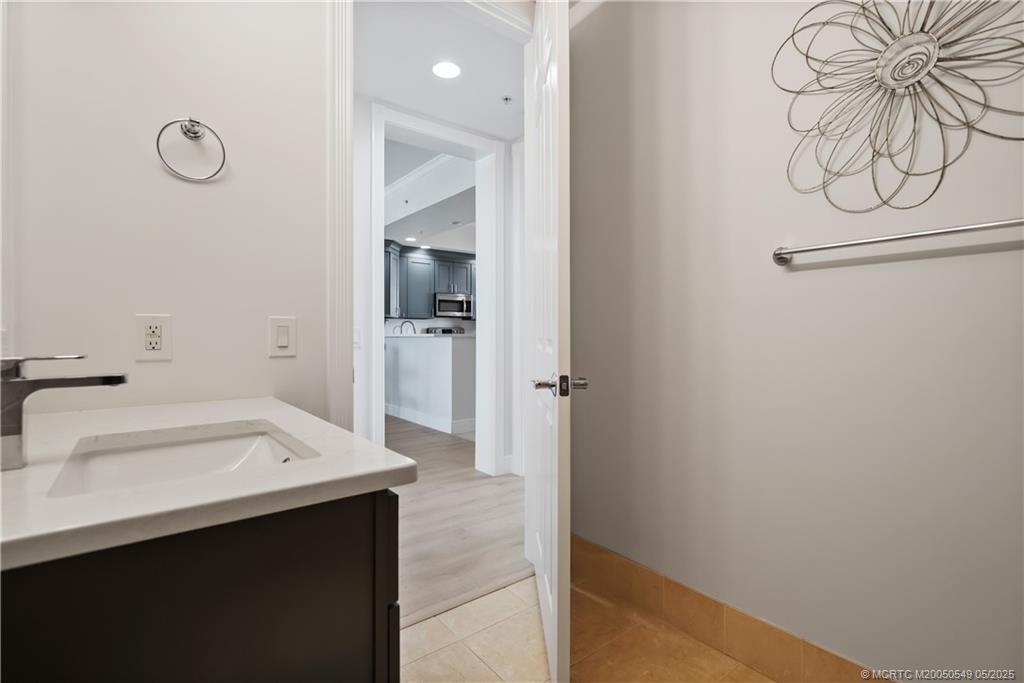 34 Harbour Isle Drive W 303