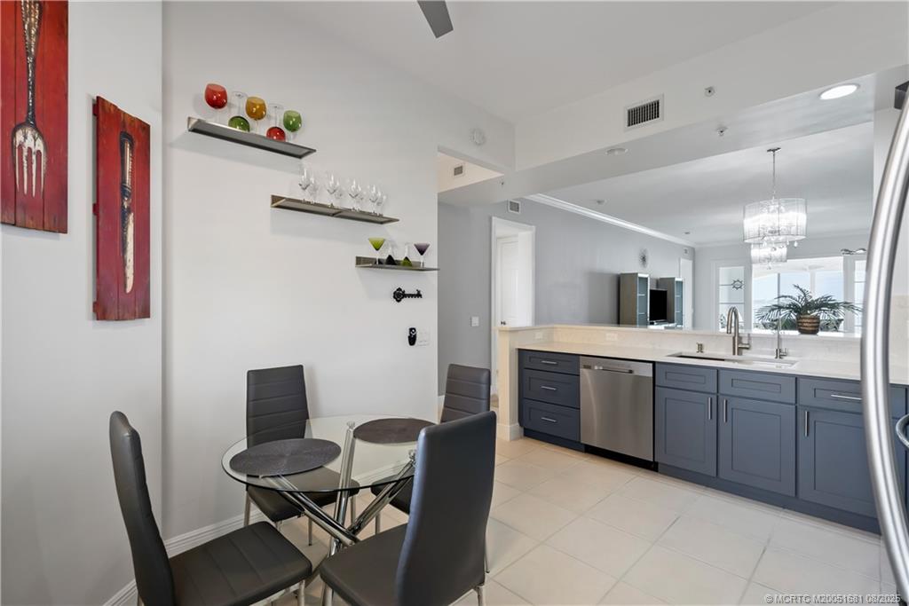 34 Harbour Isle Drive W 303