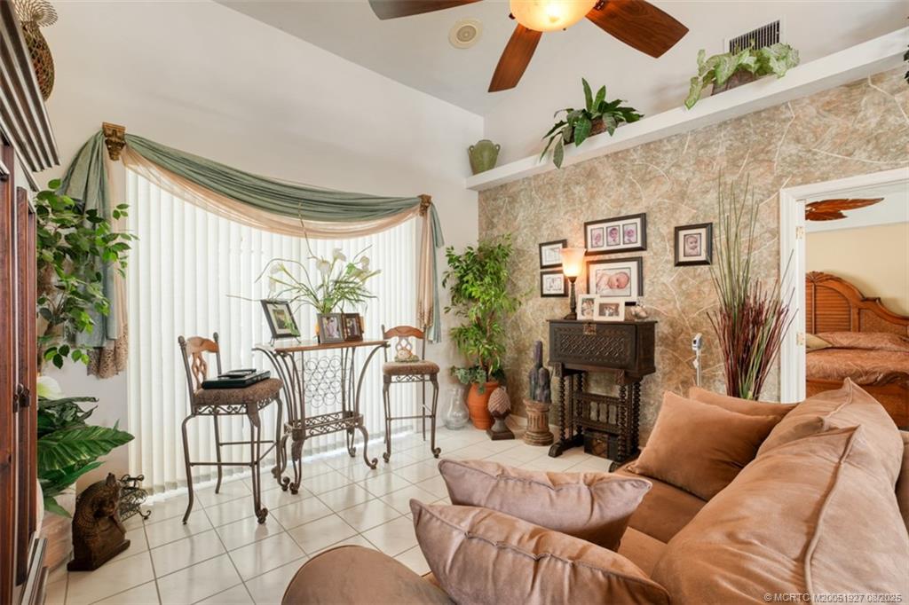 1171 SE Buttonwood Circle