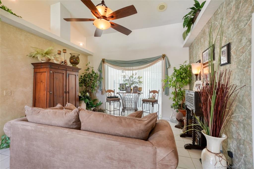 1171 SE Buttonwood Circle