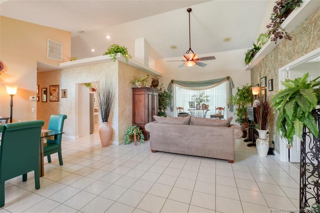 1171 SE Buttonwood Circle