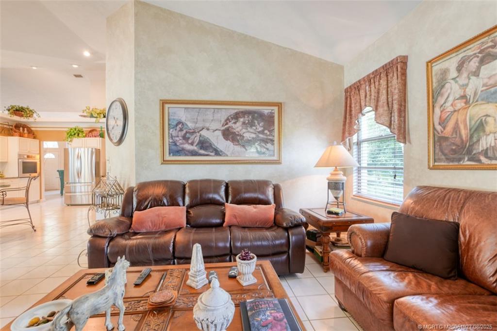 1171 SE Buttonwood Circle