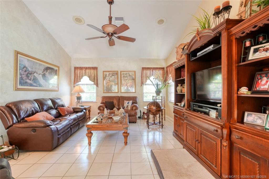 1171 SE Buttonwood Circle